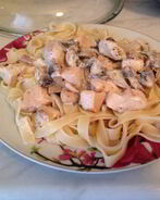 Паста с шампиньонами и курицей в сливочном соусе