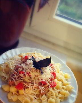 Паста с тунцом, помидорчиками и пармезаном