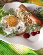 Сосиска со спагетти и яйцом