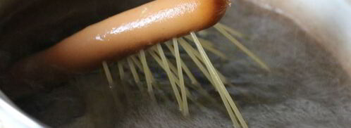 сосиска со спагетти и яйцом. Шаг 3