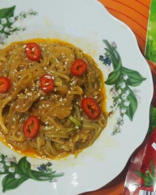 Спагетти из кабачка с кунжутом и кетчупом