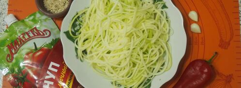 спагетти из кабачка с кунжутом и кетчупом. Шаг 3