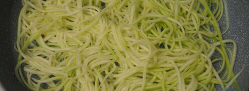 спагетти из кабачка с кунжутом и кетчупом. Шаг 4