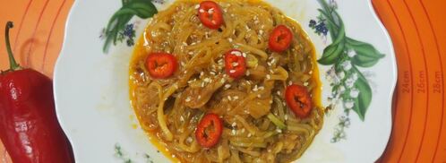 спагетти из кабачка с кунжутом и кетчупом. Шаг 6