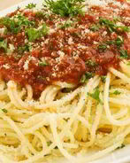 Спагетти с томатным соусом