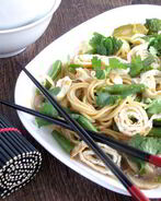 Японская лапша с овощами и омлетом