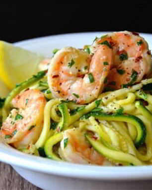 Зеленые спагетти из кабачков с креветками