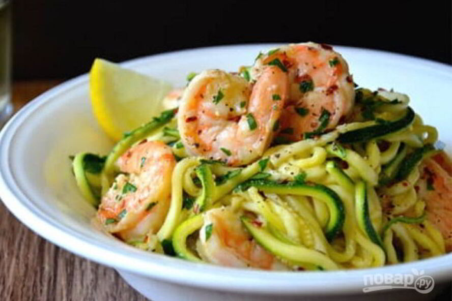 Рецепт зеленых спагетти из кабачков с креветками