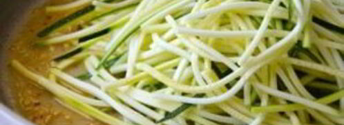 зеленые спагетти из кабачков с креветками. Шаг 4