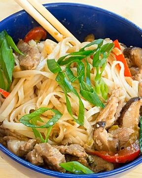 Жареная лапша удон со свининой и овощами