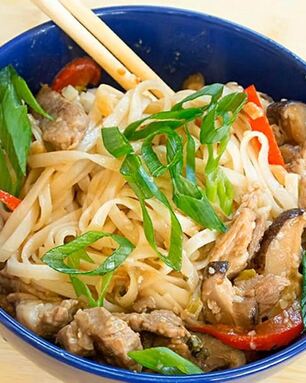 Жареная лапша удон со свининой и овощами