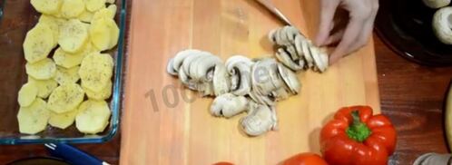 картошка по-французски с фаршем помидорами грибами. Шаг 7