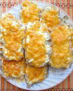 Мясо по-французски с луком и сыром