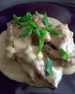 Бефстроганов из говядины со сметаной