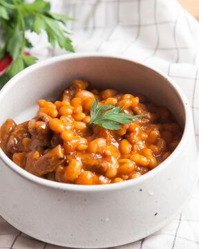 Говядина с фасолью в томатном соусе