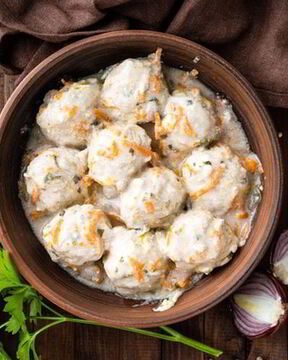 Тушеная курица в кастрюле