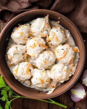 Тушеная курица в кастрюле