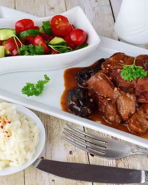 Тушеный ягненок с черносливом