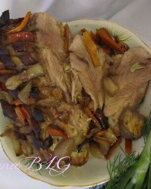 Запеченная свиная голяшка