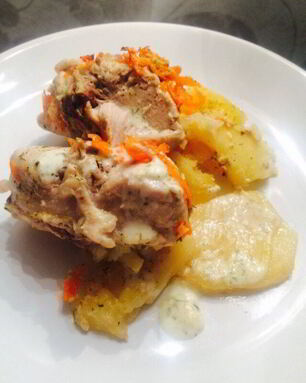 Запеченный кролик в сметане на подушке из картофеля