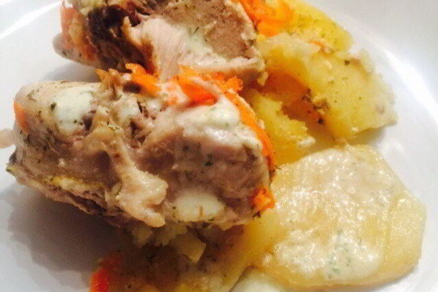 Рецепт запеченного кролика в сметане на подушке из картофеля