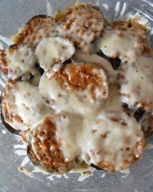 Баклажаны и кабачки с сыром в микроволновке