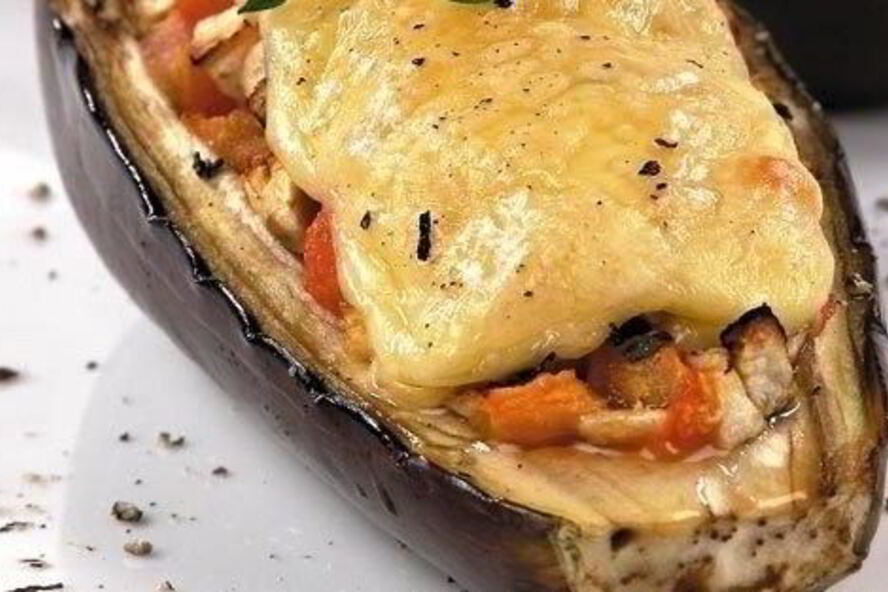 Рецепт баклажанов, запеченных с курицей под сыром