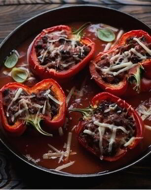 Фаршированный перец с густым томатным соусом