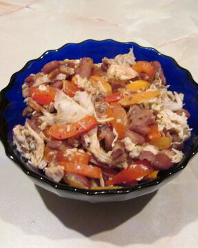 Фасоль с мясом и красным перцем