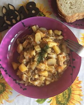 Картофель тушеный с фаршем и капустой