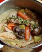 Картошка тушеная с курицей и грибами