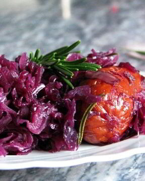 Красная капуста, тушенная по-баварски