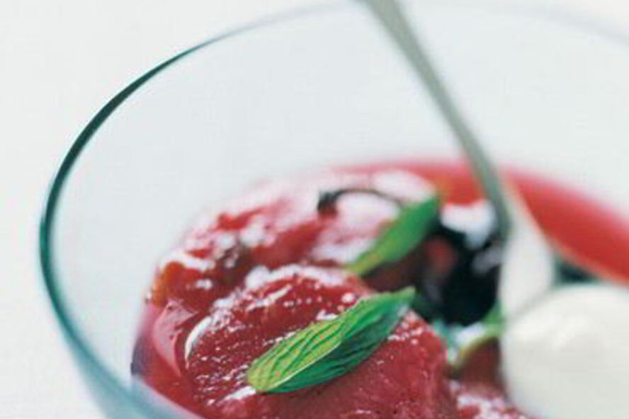 Рецепт слив, тушенных с перцами чили и ванилью