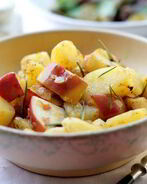 Тушеный картофель с яблоками