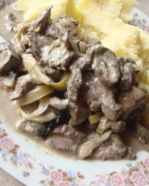 Говяжья печень, тушеная с овощами