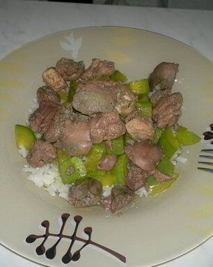 Куриная печень, грудка с кабачком, луком и белым рисом