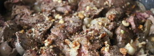 куриная печень с луком и грецкими орехами. Шаг 3