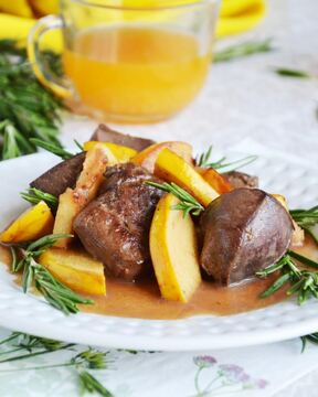 Печень с айвой под апельсиновым соусом