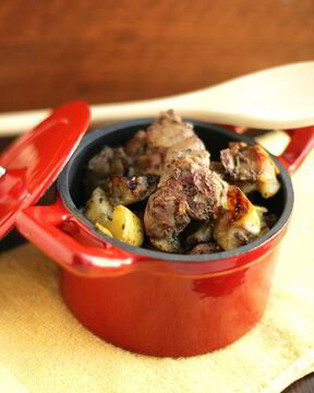 Печень с яблоками и розмарином в мультиварке