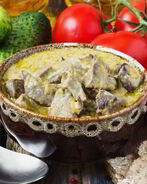 Печень тушеная в сметане с морковью