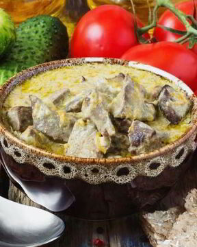 Печень тушеная в сметане с морковью