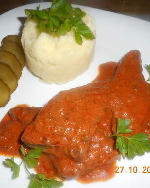 Печень, тушеная в томатно-сметанном соусе