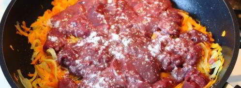 тушеная печень со сметаной, морковью и луком. Шаг 11