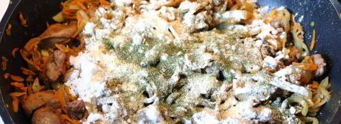 тушеная печень со сметаной, морковью и луком. Шаг 13