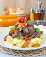 Жареная куриная печень с овощами