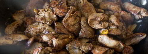 жареная куриная печень с овощами. Шаг 9