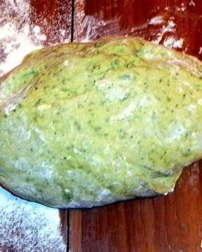 Ароматное зеленое пельменное тесто