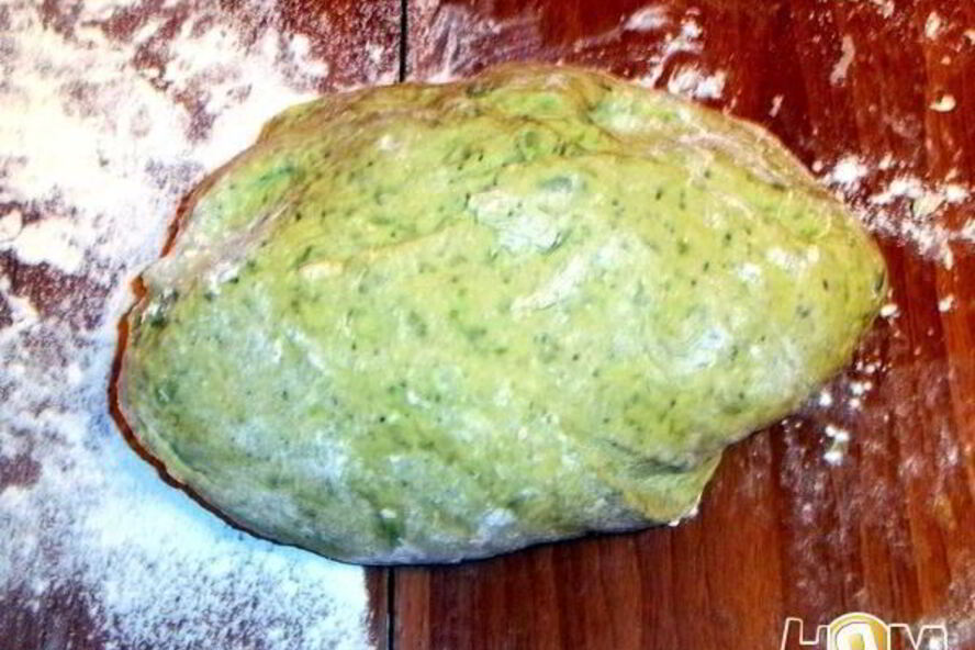 Рецепт ароматного зеленого пельменного теста