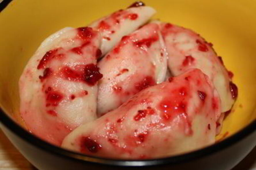 Рецепт пельменей с уткой и клюквенным соусом