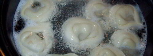 пельмени томленные в горшочке с беконом и лесными грибами. Шаг 4